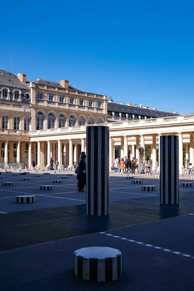 Giovani Alle Colonne Del Palais Royal Parigi Francia Moda Influencer — Foto Stock