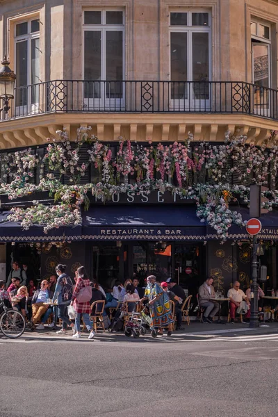 People Passing Beautiful Cafe Flowers Hanging Paris France — Stock Photo, Image