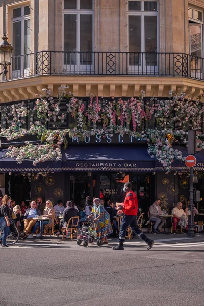 People Passing Beautiful Cafe Flowers Hanging Paris France — Stock Photo, Image