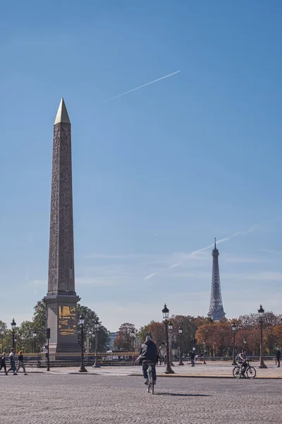 Impondo Luxor Obelisco Centro Place Concorde Com Torre Eiffel Fundo — Fotografia de Stock