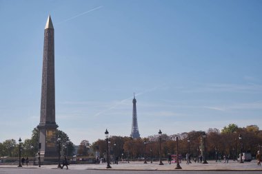 Luxor Obelisk 'i Concorde Meydanı' nın merkezine Eyfel Kulesi ile birlikte arka planda Paris, Fransa