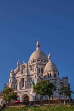 Sacre-Coeur Bazilikası, Roma Katolik Kilisesi ve Fransa 'nın başkenti Paris' teki Montmartre Tepesi 'nin zirvesinde küçük bir bazilika.