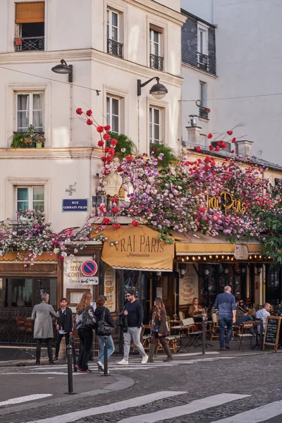 Γραφική Οδός Παραδοσιακό Παριζιάνικο Καφέ Πολύχρωμα Λουλούδια Paris France — Φωτογραφία Αρχείου