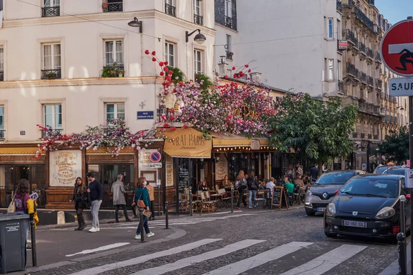 Picturesque Street Traditional Parisian Cafe Colorful Flowers Paris France — Stock Photo, Image