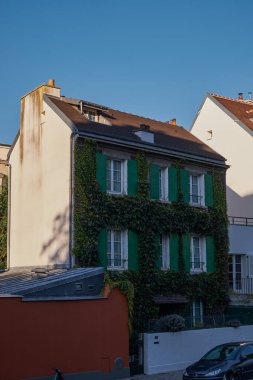 Montmartre Bölgesi, Paris, Fransa 'da Sarmaşık Asılı Eski Güzel ve Resimli Ev