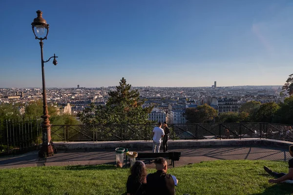 Young People Enjoying Skyline City Sunset Montmartre Hill Paris France — Stock Photo, Image