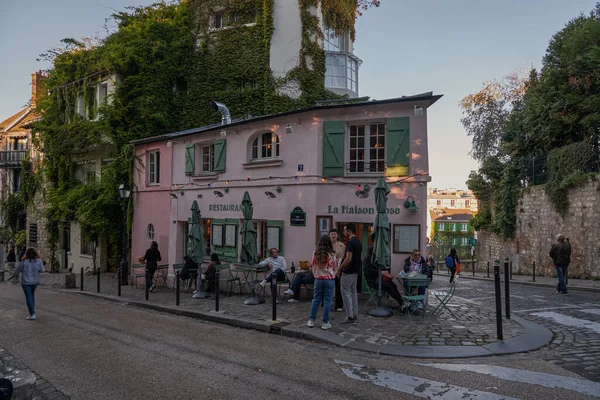 Iconic Picturesque Cobblestone Street Rue Abreuvoir Maison Rose Cafe Postcard — Foto Stock