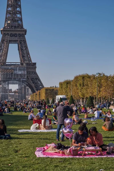 People Grass Having Picnic Champ Mars Eiffel Tower Paris France — 图库照片