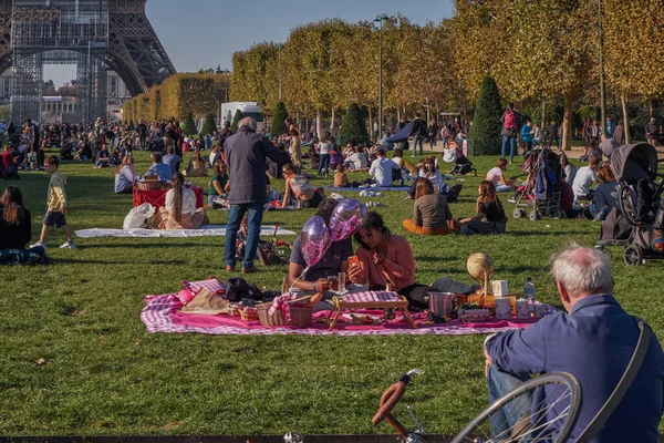 People Grass Having Picnic Champ Mars Eiffel Tower Paris France — Fotografia de Stock