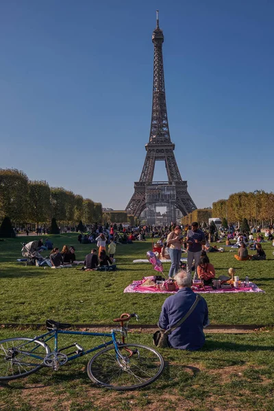 People Grass Having Picnic Champ Mars Eiffel Tower Paris France — 图库照片