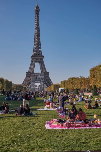 People Grass Having Picnic Champ Mars Eiffel Tower Paris France — 图库照片