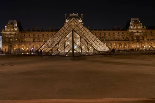 Pohled Slavné Muzeum Louvre Skleněnou Pyramidu Noci Nejnavštěvovanější Muzeum Světě — Stock fotografie