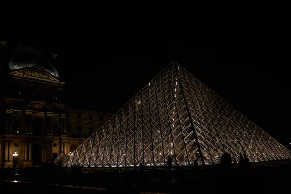 夜には有名なルーブル美術館やガラスのピラミッドをご覧ください 世界で最も訪問された博物館とパリ フランスの主要な観光スポットの1つ — ストック写真