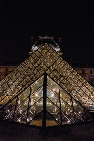 Pohled Slavné Muzeum Louvre Skleněnou Pyramidu Noci Nejnavštěvovanější Muzeum Světě — Stock fotografie