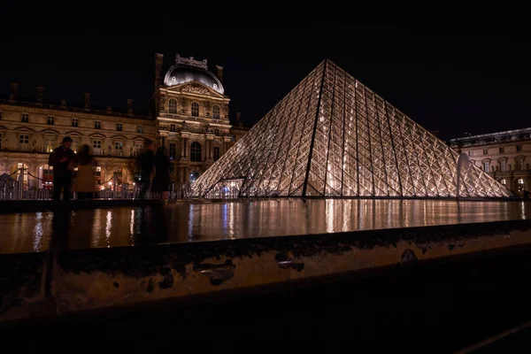 Blick Auf Den Berühmten Louvre Und Die Gläserne Pyramide Bei — Stockfoto