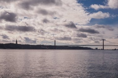 25 de Abril Köprüsü, Portekiz, Lizbon 'daki Tagus Nehri üzerindeki Iconic asma köprüsü