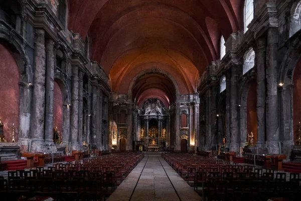Igreja Sao Domingosの内部 カトリック教会1755年の地震とポルトガルのリスボンでの1959年の火災で損傷しました — ストック写真
