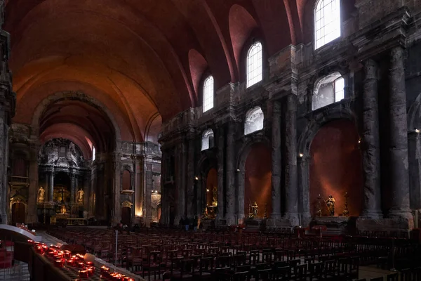 Igreja Sao Domingosの内部 カトリック教会1755年の地震とポルトガルのリスボンでの1959年の火災で損傷しました — ストック写真
