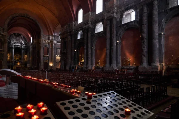 Igreja Sao Domingosの内部 カトリック教会1755年の地震とポルトガルのリスボンでの1959年の火災で損傷しました — ストック写真