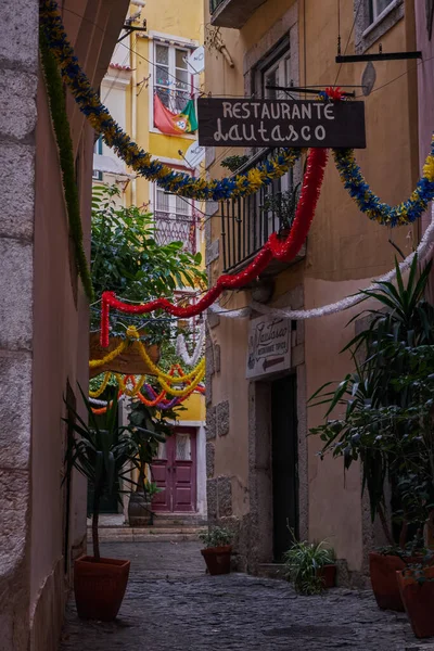 Decorazione Festiva Piccolo Vicolo Nel Pittoresco Quartiere Alfama Lisbona Portogallo — Foto Stock
