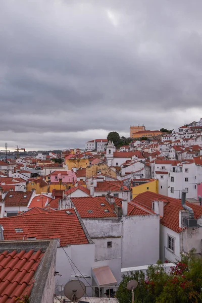 空中パノラマビュー ポルトガルのリスボンにある絵のように美しいアルファマ地区にある赤い瓦屋根の伝統的なポルトガルの家 — ストック写真
