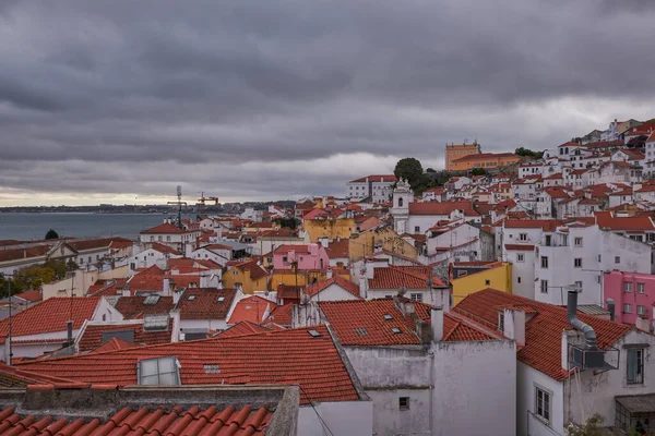 空中全景 葡萄牙里斯本Alfama区带有红色屋顶的传统葡萄牙住宅 — 图库照片