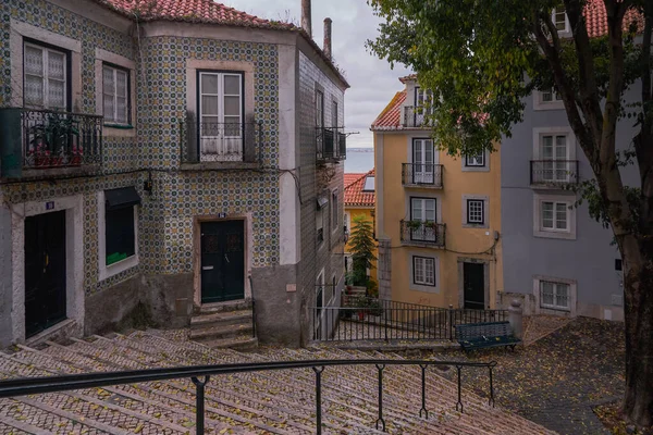 葡萄牙里斯本Picturesque Alfama区的传统葡萄牙住房 — 图库照片