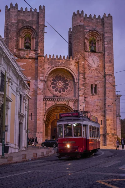Iconic Famous Vintage Tram Number Frente Catedral Santa Maria Lisboa — Fotografia de Stock