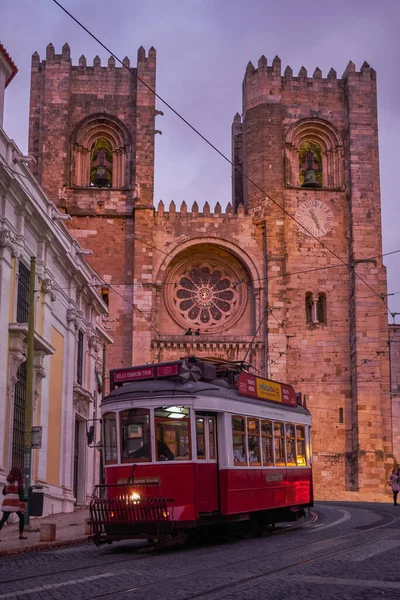 Iconic Famous Vintage Tram Number Frente Catedral Santa Maria Lisboa — Fotografia de Stock