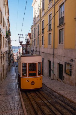 Portekiz, Lizbon 'da İkonik Sarı Vintage Tramvay Füniküler 