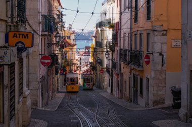 Portekiz, Lizbon 'da İkonik Sarı Vintage Tramvay Füniküler 