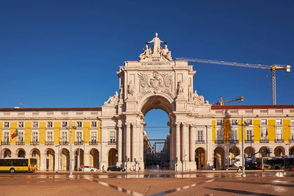ポルトガルのリスボンにあるオーガスタ通りと商業広場の大アーチのアーケード — ストック写真