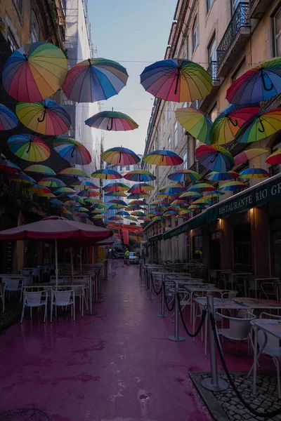 Renkli Şemsiyeli İkonik Pembe Sokak Lizbon, Portekiz