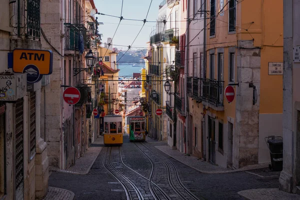 Portekiz, Lizbon 'da İkonik Sarı Vintage Tramvay Füniküler 
