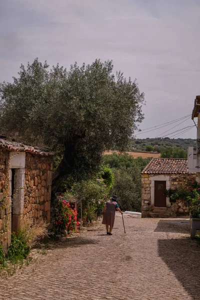 Old Lady Walking Sun Summer Day Idanha Velha Portugal Isolation — Foto Stock