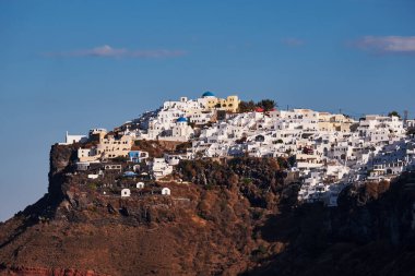 Yunanistan 'ın Santorini Adası' ndaki İmerovigli Köyü ve Skaros Kayası 'nın Panoramik Hava Görüntüsü - Caldera Kayalıkları' ndaki Geleneksel Beyaz Evler