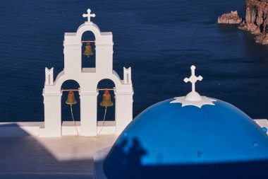 Ünlü Agios Theodoros Kilisesi, Yunanistan 'ın Santorini Adası' nın en ikonik simgelerinden biri olan Fira 'nın Üç Çanı olarak bilinir.
