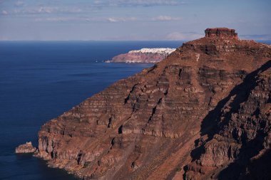 Yunanistan 'ın Santorini Adası' ndaki Oia Köyü 'nün Panoramik Hava Görüntüsü - Caldera Kayalıklarında Geleneksel Beyaz Evler
