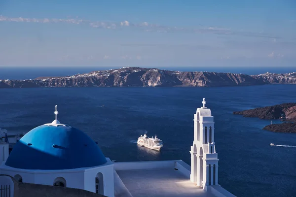 著名的Agios Theodoros教堂被称为Fira三个钟声 是希腊圣托里尼岛上最具标志性的地标之一 蓝色圆顶 目的地 — 图库照片
