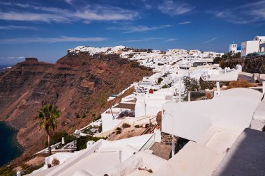Yunanistan 'ın Santorini Adası' ndaki Fira Köyünün Panoramik Hava Görüntüsü - Caldera Kayalıklarındaki Geleneksel Beyaz Evler