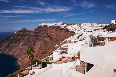 Yunanistan 'ın Santorini Adası' ndaki Fira Köyünün Panoramik Hava Görüntüsü - Caldera Kayalıklarındaki Geleneksel Beyaz Evler