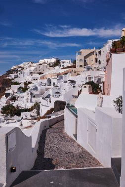 Yunanistan 'ın Santorini Adası' ndaki Fira Köyünün Panoramik Hava Görüntüsü - Caldera Kayalıklarındaki Geleneksel Beyaz Evler
