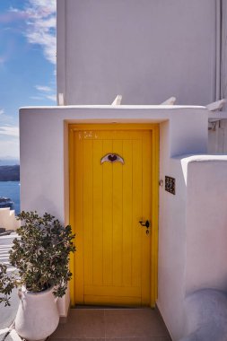 Imerovogli 'deki Sarı Tahta Kapı Girişi - Santorini Adası, Yunanistan - Seyahat Varış Yeri, Yaz, Günbatımı