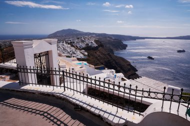 Yunanistan 'ın Santorini Adası' ndaki Fira Köyünün Panoramik Hava Görüntüsü - Caldera Kayalıklarındaki Geleneksel Beyaz Evler