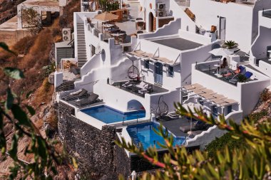 Yunanistan 'ın Santorini Adası' ndaki Imerovigli Köyü - Caldera Kayalıklarında Geleneksel Beyaz Evler ve Yüzme Havuzu