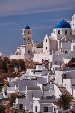 Yunanistan 'ın Santorini Adası' ndaki Imerovigli Köyünün Panoramik Hava Görüntüsü - Caldera Kayalıklarındaki Geleneksel Beyaz Evler