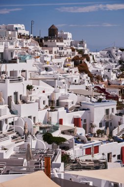 Yunanistan 'ın Santorini Adası' ndaki Imerovigli Köyünün Panoramik Hava Görüntüsü - Caldera Kayalıklarındaki Geleneksel Beyaz Evler