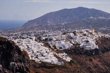 Yunanistan 'ın Santorini Adası' ndaki Fira Köyünün Panoramik Hava Görüntüsü - Caldera Kayalıklarındaki Geleneksel Beyaz Evler