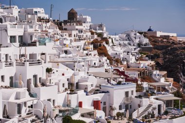 Yunanistan 'ın Santorini Adası' ndaki Imerovigli Köyünün Panoramik Hava Görüntüsü - Caldera Kayalıklarındaki Geleneksel Beyaz Evler