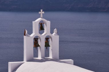 Imerovigli köyündeki üç çan kulesine sahip küçük kilise - Santorini Adası, Yunanistan - Caldera Manzarası